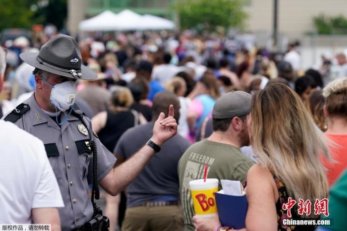 當(dāng)?shù)貢r間6月17日，美國肯塔基州國會大樓外，上千名在疫情期間失業(yè)的美國民眾在此排隊等候進入大樓。據(jù)悉肯塔基州在疫情期間開設(shè)了臨時失業(yè)辦公室。