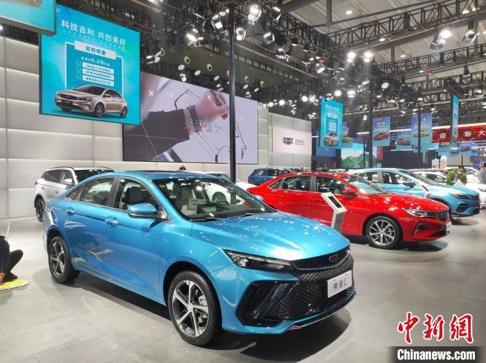 長沙國際車展上展出的汽車?！√菩∏?攝