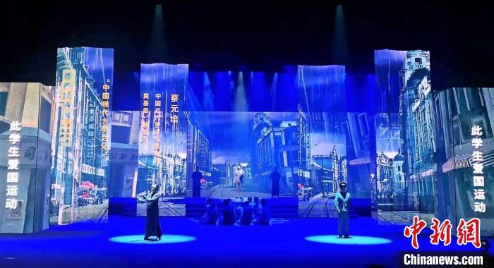 圖為“百年風(fēng)華”大型音樂(lè)史詩(shī)劇現(xiàn)場(chǎng)?！⒑ｌ` 攝