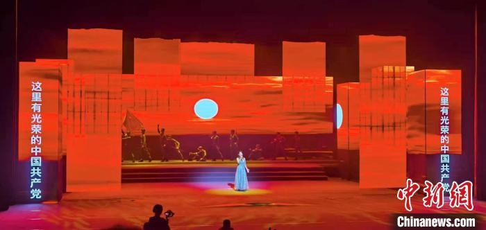 圖為“百年風(fēng)華”大型音樂(lè)史詩(shī)劇現(xiàn)場(chǎng)?！⒑ｌ` 攝