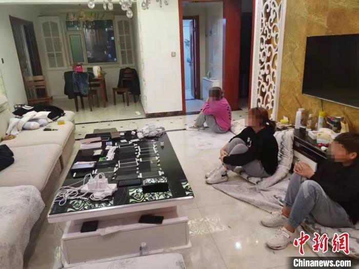 資料圖為果洛藏族自治州公安民警抓獲的犯罪嫌疑人。　瑪沁縣公安局供圖