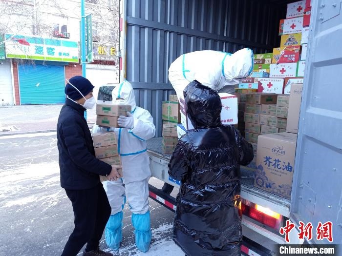 圖為滿洲里物資保障巡回補(bǔ)給車隊(duì)配貨現(xiàn)場(chǎng)?！∏靥饌?攝