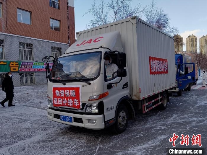 圖為滿洲里物資保障巡回補(bǔ)給車隊(duì)配貨現(xiàn)場(chǎng)?！∏靥饌?攝