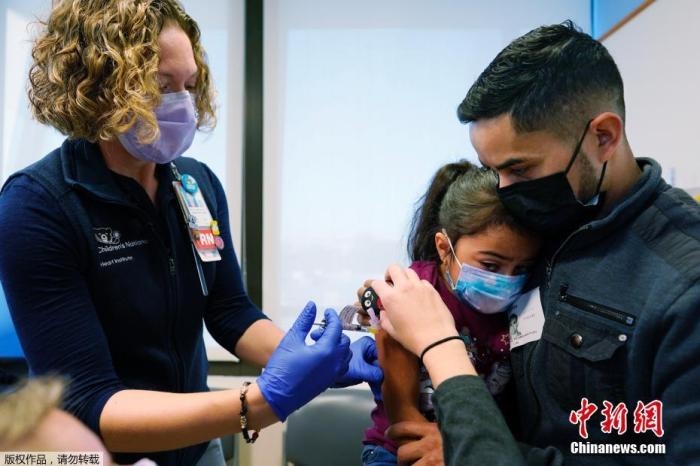 資料圖：當(dāng)?shù)貢r(shí)間11月3日，美國(guó)華盛頓，國(guó)立兒童醫(yī)院為孩子接種疫苗。美國(guó)新冠疫苗接種進(jìn)入了一個(gè)新階段，數(shù)百萬(wàn)名小學(xué)生現(xiàn)在可以接種疫苗。