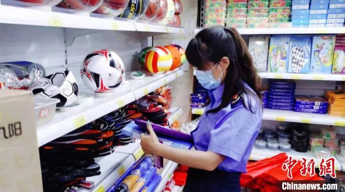 圖為秦皇島市海港區(qū)市場監(jiān)督管理局工作人員正在檢查涉冬奧標志商品。　秦皇島市海港區(qū)市場監(jiān)督管理局供圖