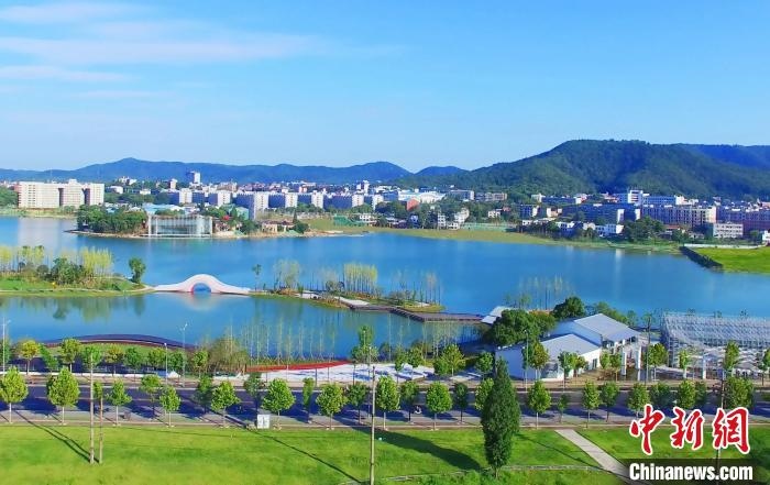 后湖藝術(shù)園?！√菩∏?攝