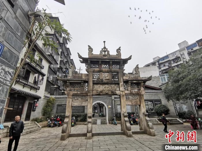 “道冠古今”牌坊?！×荷?攝