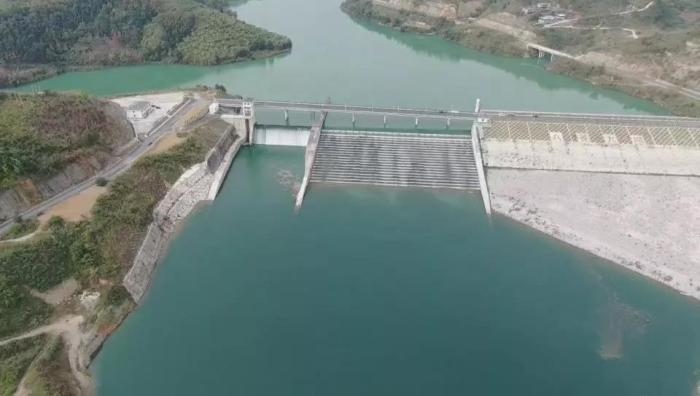 　　圖1 2021年12月7日，督察組使用無人機(jī)拍攝，保護(hù)區(qū)實驗區(qū)內(nèi)的八吝大壩已建成，且未設(shè)置過魚設(shè)施