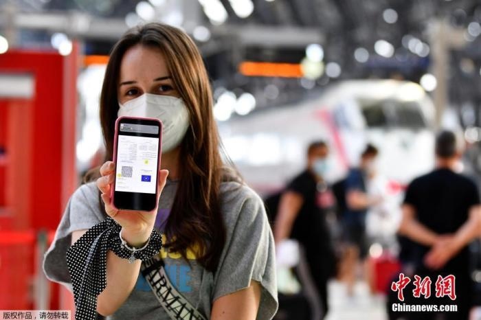 當(dāng)?shù)貢r(shí)間2021年9月1日，意大利米蘭，乘客在火車站出示的健康證明。