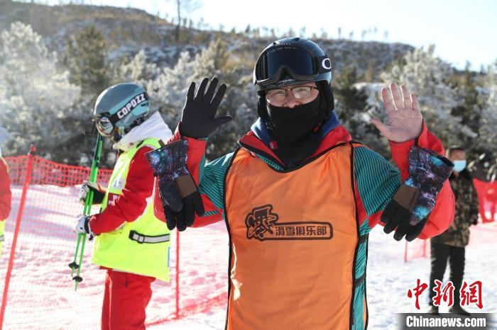 圖為滑雪場(chǎng)現(xiàn)場(chǎng)?！≡S婷 攝