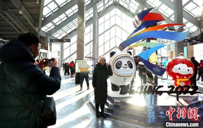 圖為滑雪場(chǎng)現(xiàn)場(chǎng)?！≡S婷 攝