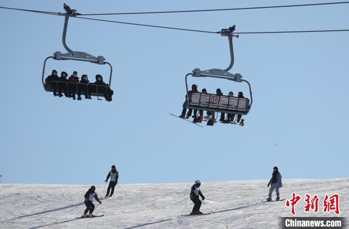 圖為滑雪場(chǎng)現(xiàn)場(chǎng)?！≡S婷 攝