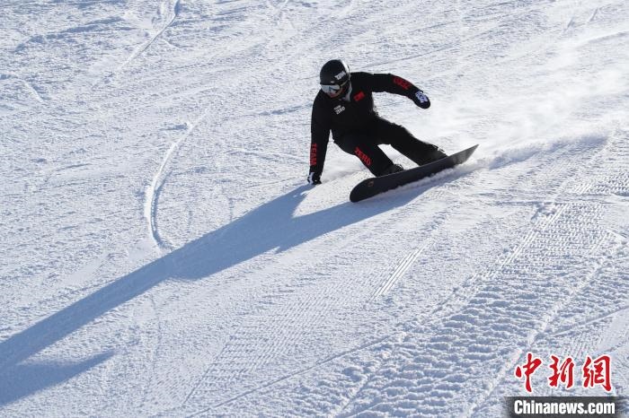 圖為滑雪場(chǎng)現(xiàn)場(chǎng)。　許婷 攝