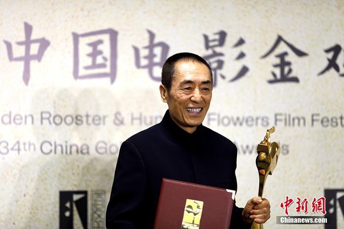 12月30日晚，第34屆中國電影金雞獎頒獎典禮在福建省廈門市舉行。張藝謀以執(zhí)導(dǎo)《懸崖之上》榮膺最佳導(dǎo)演獎。 <a target='_blank' href='/'>中新社</a>記者 呂明 攝