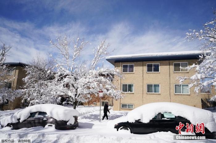 資料圖：當?shù)貢r間2021年3月15日，美國科羅拉多州丹佛，當?shù)赜瓉韽姳╋L雪天氣，城市被積雪覆蓋。