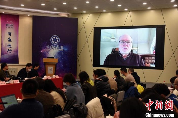 美國(guó)伊利諾伊大學(xué)教授理查德？克魯切爾通過(guò)視頻點(diǎn)評(píng)FAST測(cè)量星際磁場(chǎng)最新研究成果?！?lt;a target='_blank' href='/'>中新社</a>記者 孫自法 攝