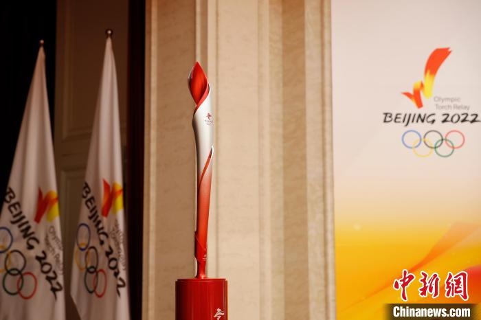 展示的北京冬奧會火炬?！〗x 攝
