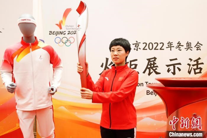 溫哥華冬奧會冠軍張會展示北京2022年冬奧會火炬。　姜輝 攝