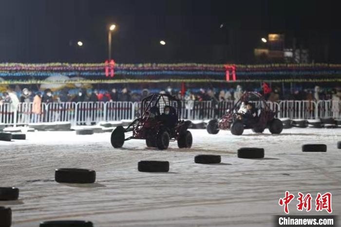 來吧，一起體驗(yàn)雪地越野車的刺激吧?！∮诤Ｑ?攝