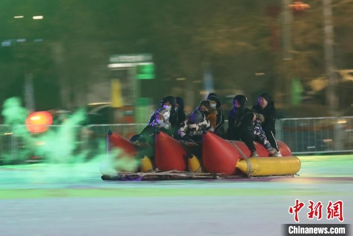 民眾沉醉在冰上香蕉船的快樂中?！∮诤Ｑ?攝