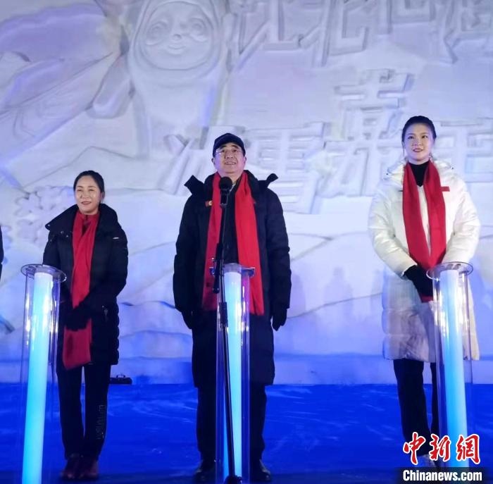 前女排國(guó)家隊(duì)隊(duì)長(zhǎng)奧運(yùn)冠軍惠若琪(右一)，中國(guó)女子田徑競(jìng)走奧運(yùn)冠軍王麗萍(左一)助陣當(dāng)晚活動(dòng)?！≮w桂華 攝