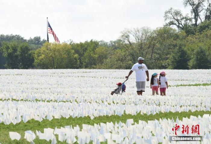 當(dāng)?shù)貢r間2021年9月18日，美國首都華盛頓國家廣場上插著數(shù)十萬白色旗幟，悼念新冠逝者。這個名為“在美國：銘記”藝術(shù)裝置由美國藝術(shù)家弗斯滕伯格(Suzanne Firstenberg)策劃，她計劃在兩周內(nèi)與公眾一起在華盛頓國家廣場插上與美國新冠死亡病例數(shù)對應(yīng)的白旗，以示悼念。 <a target='_blank' href='/'>中新社</a>記者 陳孟統(tǒng) 攝