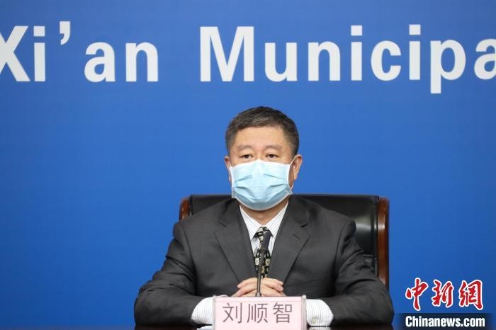 圖為西安市衛(wèi)生健康委主任劉順智6日在新聞發(fā)布會(huì)上?！∥靼彩姓﹫D