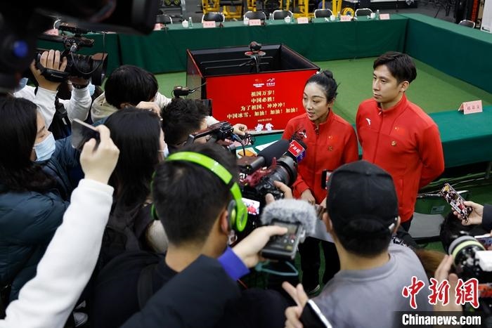 1月5日晚，全力沖刺北京冬奧學(xué)習(xí)座談會在北京舉行。座談會后，中國花樣滑冰雙人滑組合隋文靜、韓聰接受記者采訪。 <a target='_blank' href='/'>中新社</a>記者 富田 攝