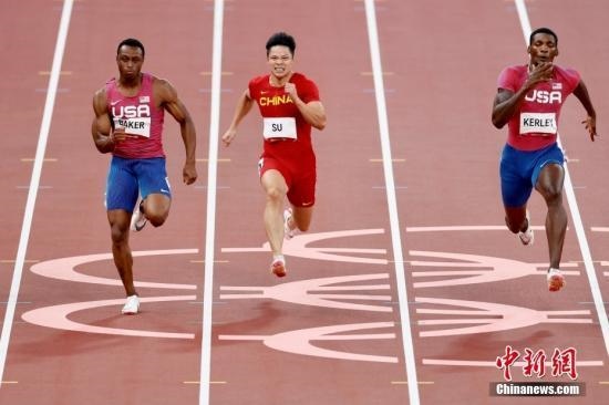 資料圖：北京時(shí)間8月1日晚，在東京奧運(yùn)會(huì)男子百米決賽中，中國選手蘇炳添以9.98秒的成績獲得第六名，作為首位闖進(jìn)奧運(yùn)男子百米決賽的中國人，他再次創(chuàng)造了歷史。圖為蘇炳添在比賽中。<a target='_blank' href='/'>中新社</a>記者 富田 攝