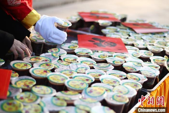 資料圖：工作人員將定制的臘八粥擺放整齊?！°蟛?攝