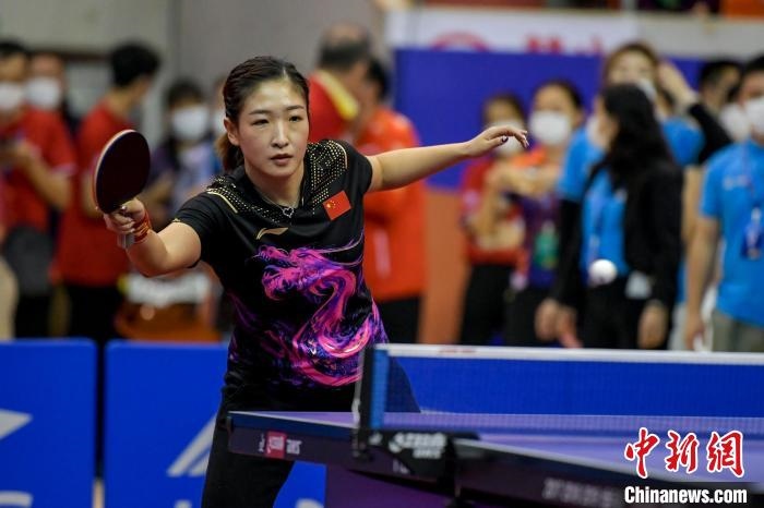 劉詩(shī)雯在2021年全國(guó)乒乓球“業(yè)余球王”總決賽中與選手互動(dòng)交流球技?！●樤骑w 攝