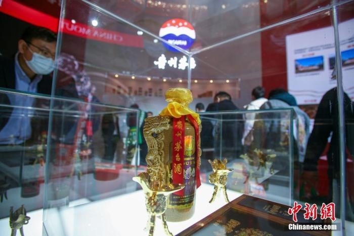 10月19日，天津，參觀者在中國(guó)茅臺(tái)展位參觀展示的白酒。當(dāng)天，第105屆全國(guó)糖酒商品交易會(huì)在國(guó)家會(huì)展中心(天津)啟幕。本屆糖酒會(huì)展覽總面積20萬(wàn)平方米，吸引了來(lái)自40多個(gè)國(guó)家和地區(qū)的3504家參展商參展，共設(shè)置了傳統(tǒng)酒類、葡萄酒及國(guó)際烈酒、食品及飲料、調(diào)味品及配料、食品機(jī)械及包裝等展區(qū)。 <a target='_blank' href='/'>中新社</a>記者 佟郁 攝