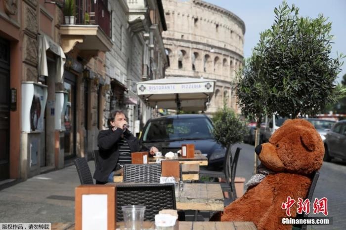 資料圖：意大利羅馬斗獸場附近的酒吧，顧客在露臺上喝酒。