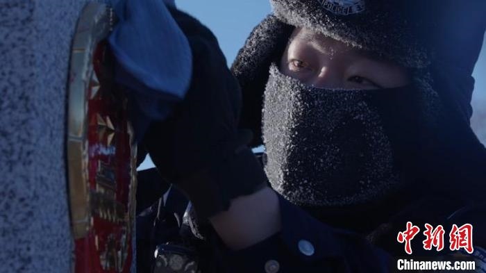圖為恩和哈達邊境派出所的9名民警踏雪巡邊?！⒕S明 攝