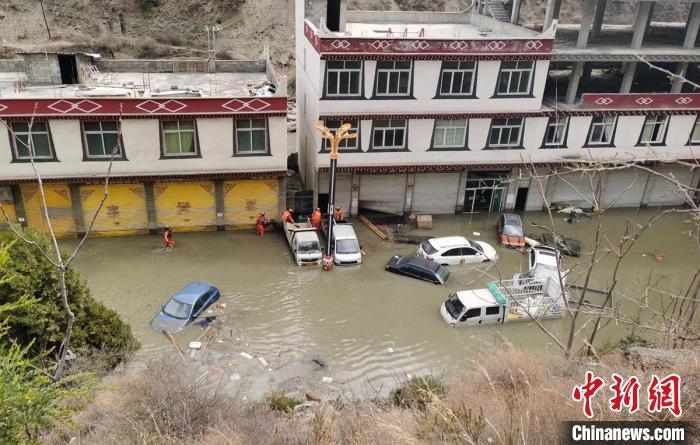 救援人員正在丹巴一處民房被淹處搜尋和轉(zhuǎn)移人員?！≈苡?攝