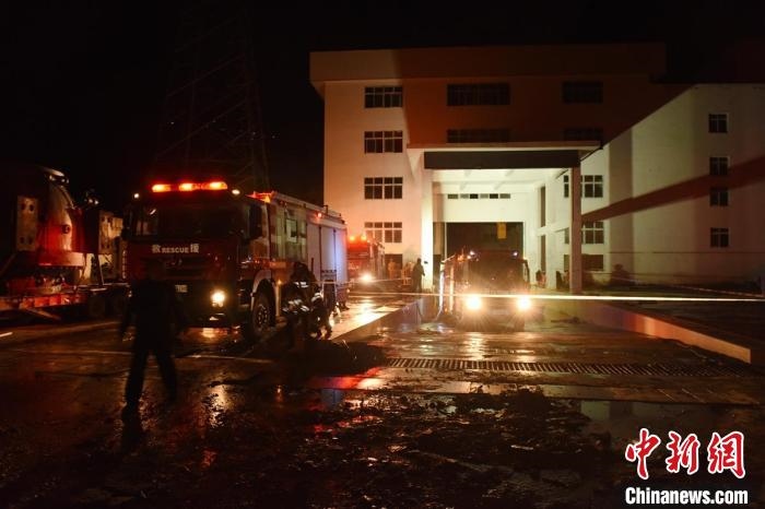 丹巴關(guān)州電站外多臺(tái)消防車輛正在開(kāi)展排水作業(yè)。　周勇 攝