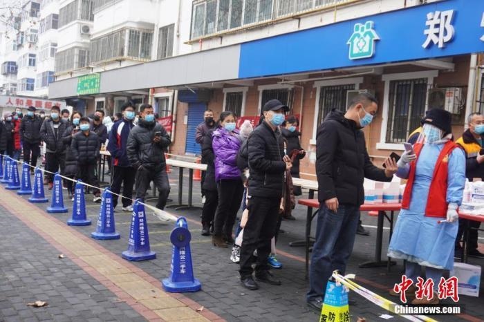 資料圖：1月7日，河南鄭州，市民有序排隊進行核酸檢測。<a target='_blank' href='/'>中新社</a>記者 劉鵬 攝