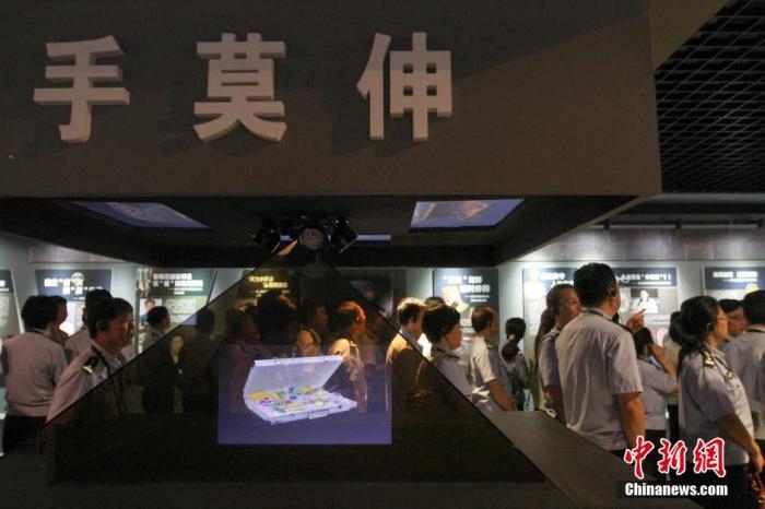 資料圖：2015年10月，海南省公安廳組織黨員干部前往反腐倡廉警示教育基地參觀受教。洪堅(jiān)鵬 攝