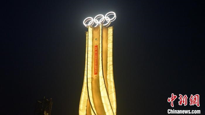 1月25日，由中建二局三公司承建的“海陀塔”順利竣工，奧運五環(huán)閃耀延慶冬奧賽區(qū)?！≈薪ǘ秩竟﹫D

