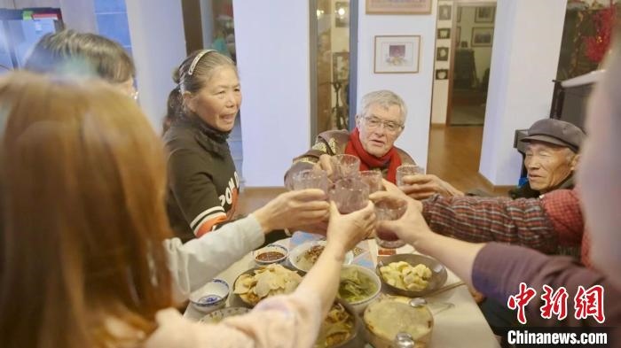 圖為賀歲紀錄片《“洋女婿”的中國年》劇照?！『h航 攝