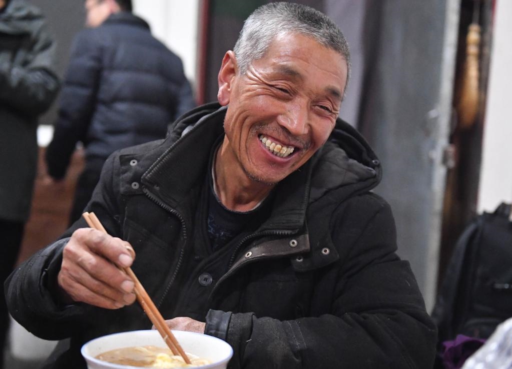 1月26日，山西省汾西縣段村村民蔡文明談起見(jiàn)到總書(shū)記的心情，激動(dòng)又開(kāi)心。新華社記者 柴婷 攝