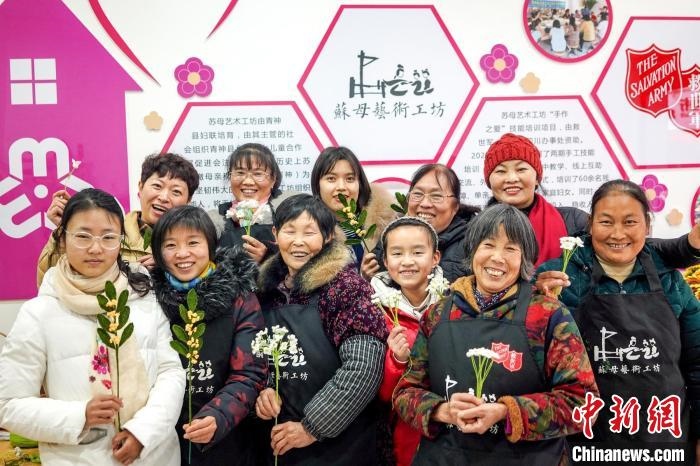 “蘇母藝術(shù)工坊”文創(chuàng)工作室的姐妹們。　古良駒 攝