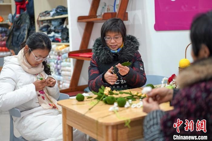 文創(chuàng)工作室的姐妹們正在鉤織月桂葉片?！」帕捡x 攝