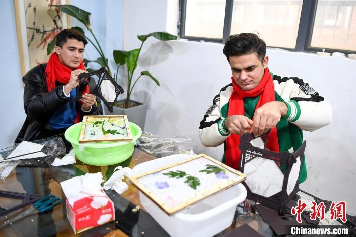 巴基斯坦留學(xué)生制作燈籠?！钊A峰 攝