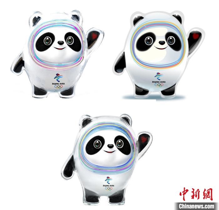 設(shè)計團隊將“冰絲帶”的形象引入大熊貓后逐漸成型。上方兩個形象還是外八字腳，下方形象為最終定稿?！⑵皆乒﹫D