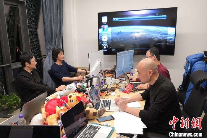 廣州美術(shù)學院曹雪、劉平云帶領(lǐng)的設(shè)計團隊對北京冬奧會吉祥物加班加點進行修改設(shè)計。(資料圖) 劉平云供圖