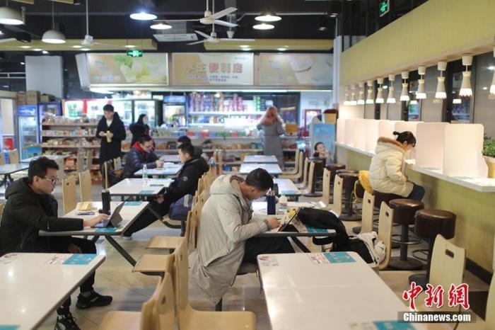 資料圖：考研學(xué)生在食堂內(nèi)復(fù)習(xí)。 泱波 攝