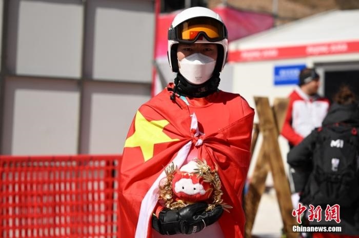 3月6日，中國(guó)選手梁景怡在賽后手捧吉祥物。當(dāng)日，北京2022年冬殘奧會(huì)殘奧高山滑雪男子超級(jí)大回轉(zhuǎn)-站姿決賽在國(guó)家高山滑雪中心舉行，中國(guó)選手梁景怡奪得冠軍。 <a target='_blank' href='/'>中新社</a>記者 劉冉陽 攝 　