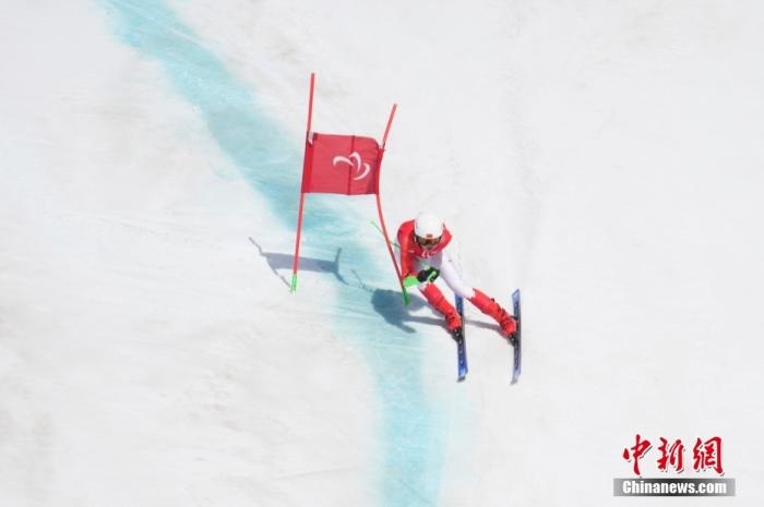 3月6日，中國(guó)選手梁景怡在比賽中。當(dāng)日，北京2022年冬殘奧會(huì)殘奧高山滑雪男子超級(jí)大回轉(zhuǎn)-站姿決賽在國(guó)家高山滑雪中心舉行，中國(guó)選手梁景怡奪得冠軍。 <a target='_blank' href='/'>中新社</a>記者 劉冉陽 攝 　