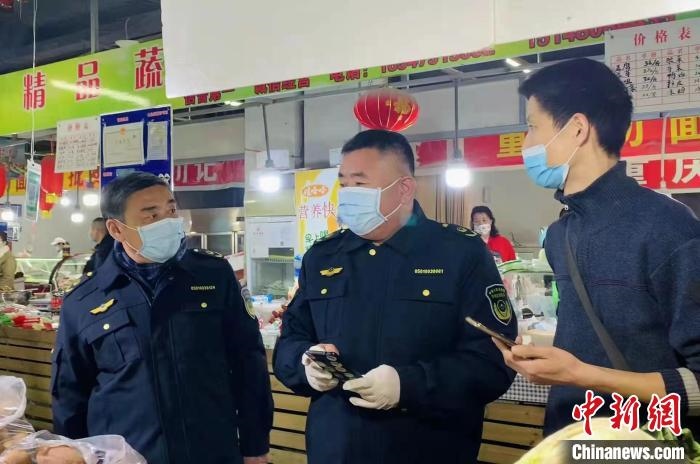 圖為執(zhí)法人員進(jìn)行調(diào)查?！±铈面谩z